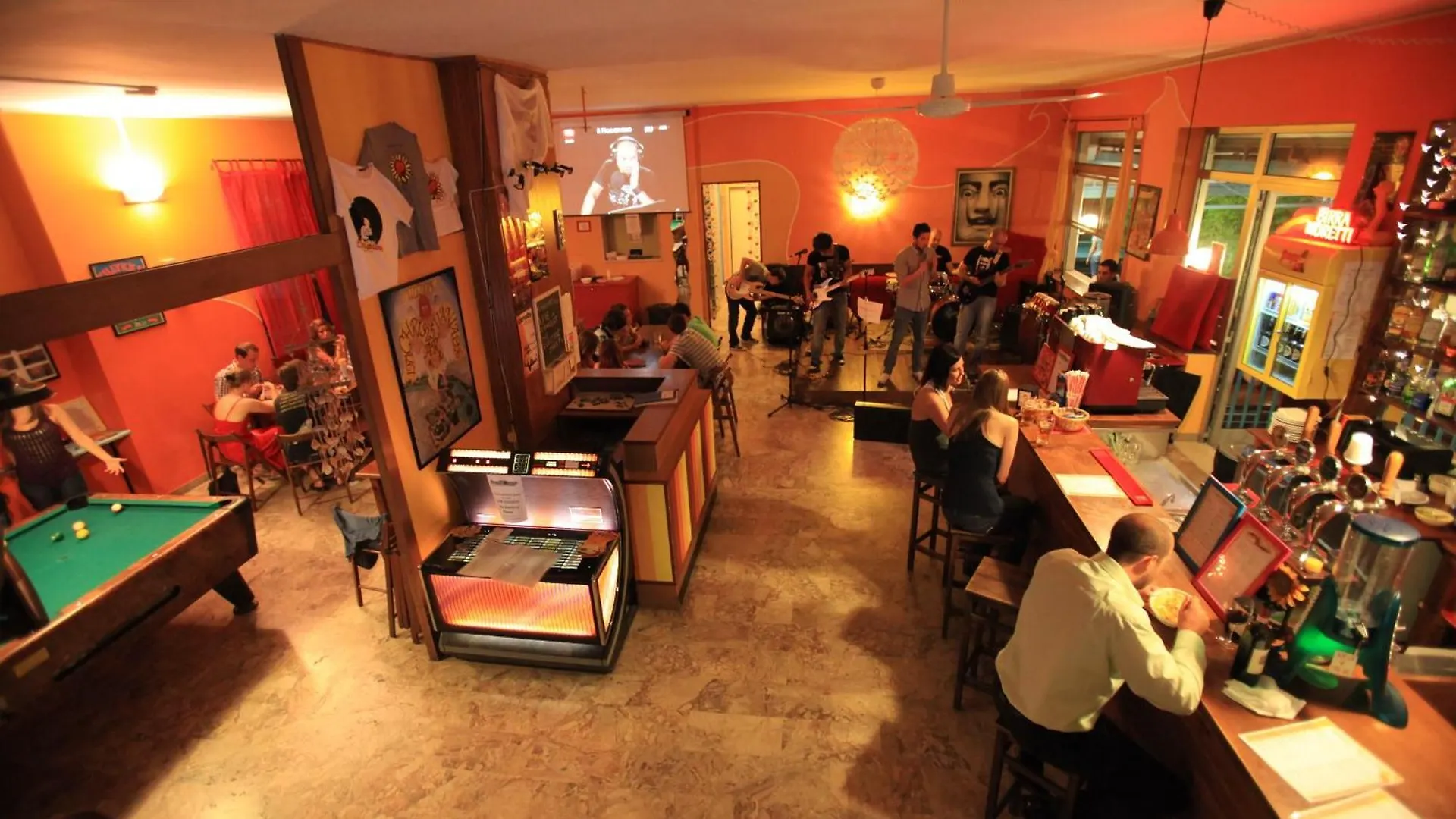 Sunflower Beach Backpacker Hostel & Bar Rimini