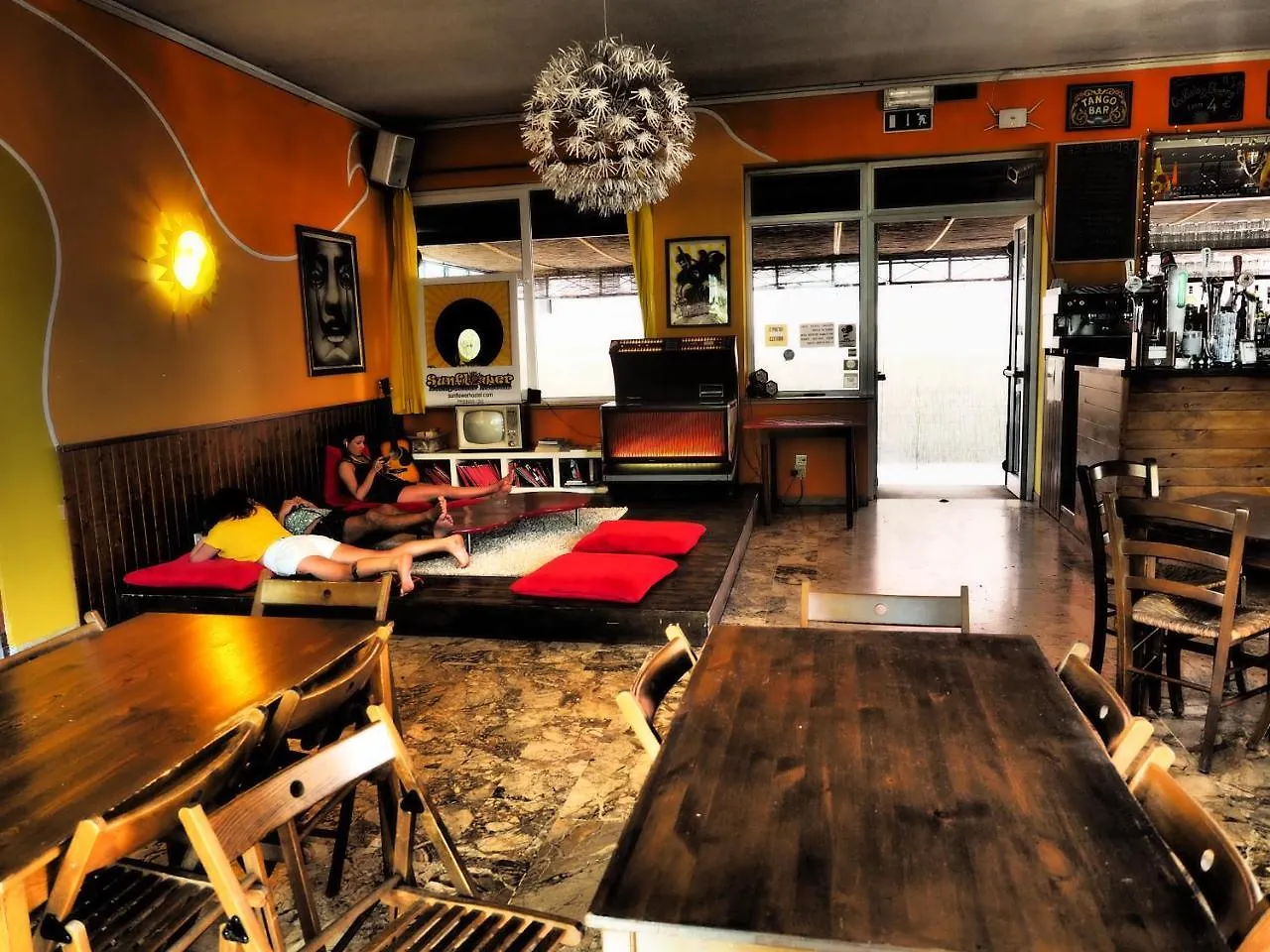 Sunflower Beach Backpacker Hostel & Bar Rimini