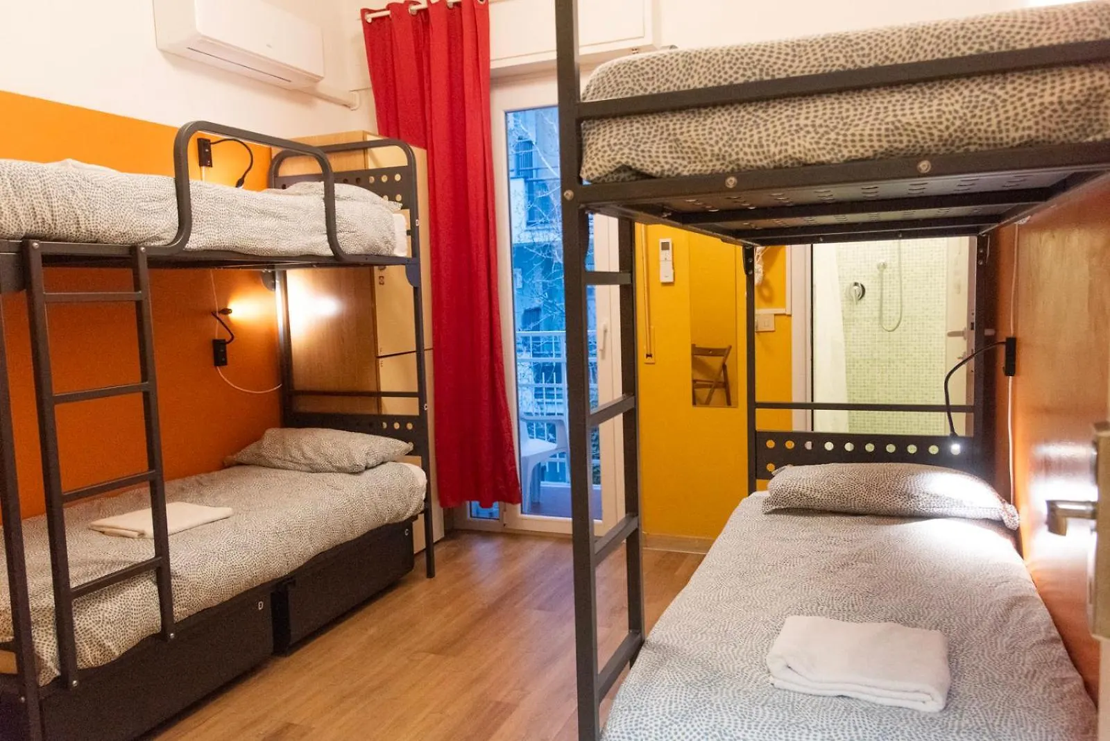 Sunflower Beach Backpacker Hostel & Bar Римини