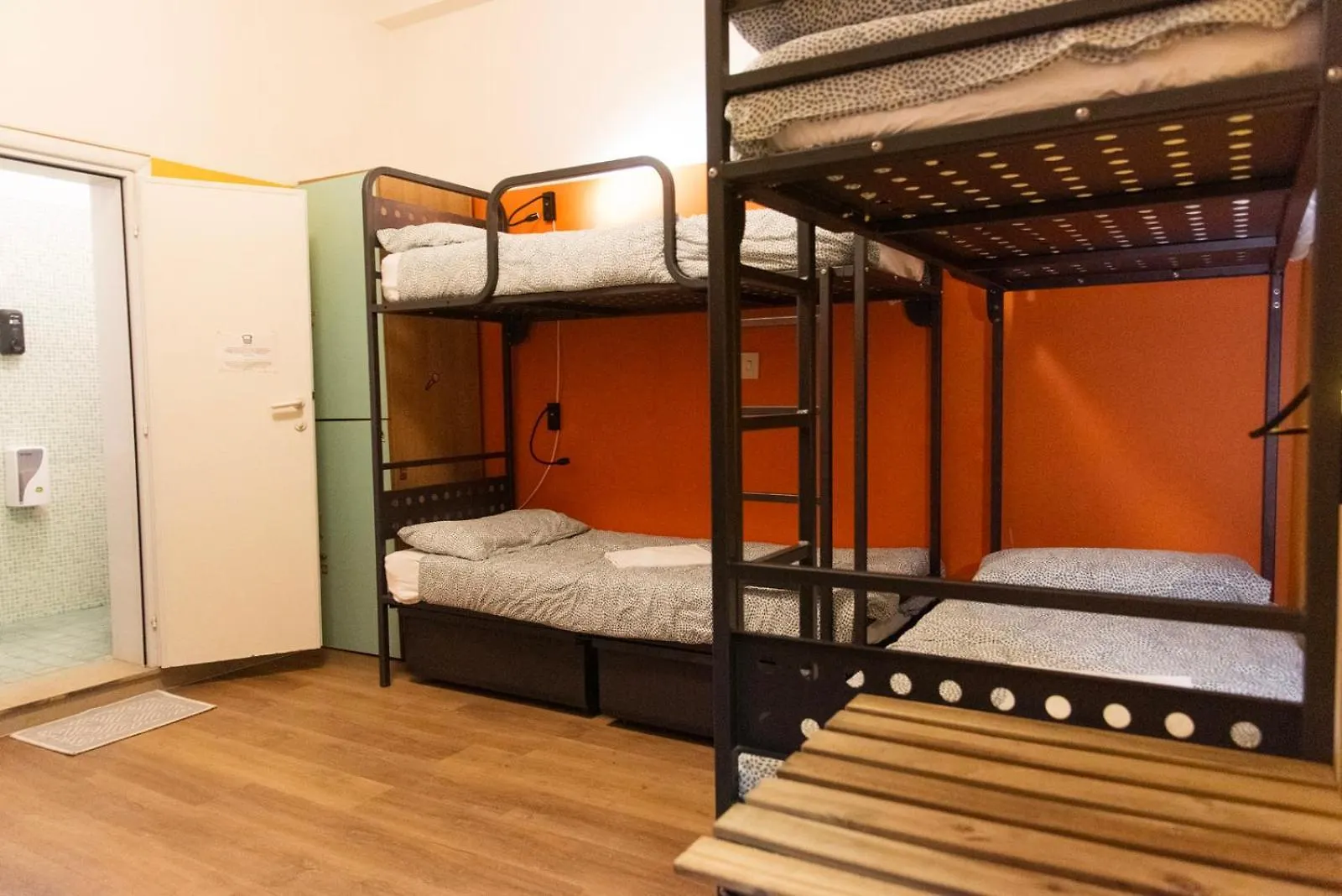 Sunflower Beach Backpacker Hostel & Bar Римини