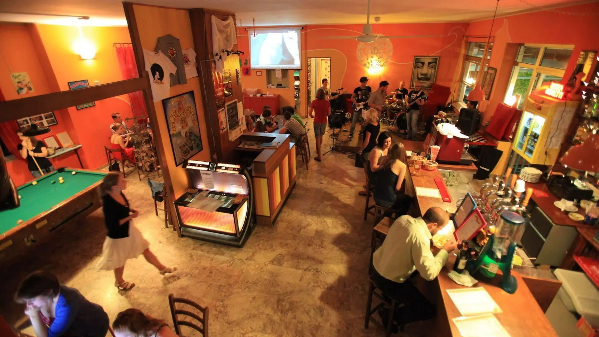 Sunflower Beach Backpacker Hostel & Bar Римини
