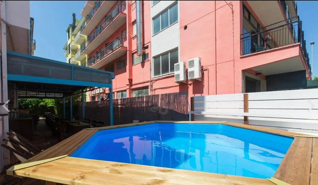Sunflower Beach Backpacker Hostel & Bar Римини